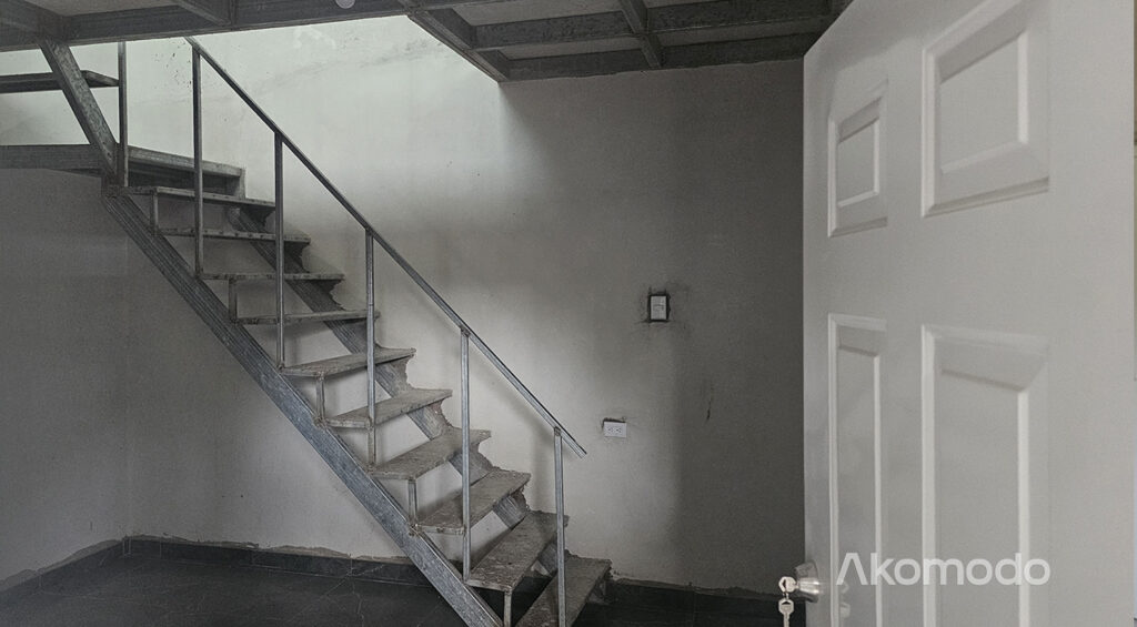 Escaleras ocultas a cuarto privado de segunda planta