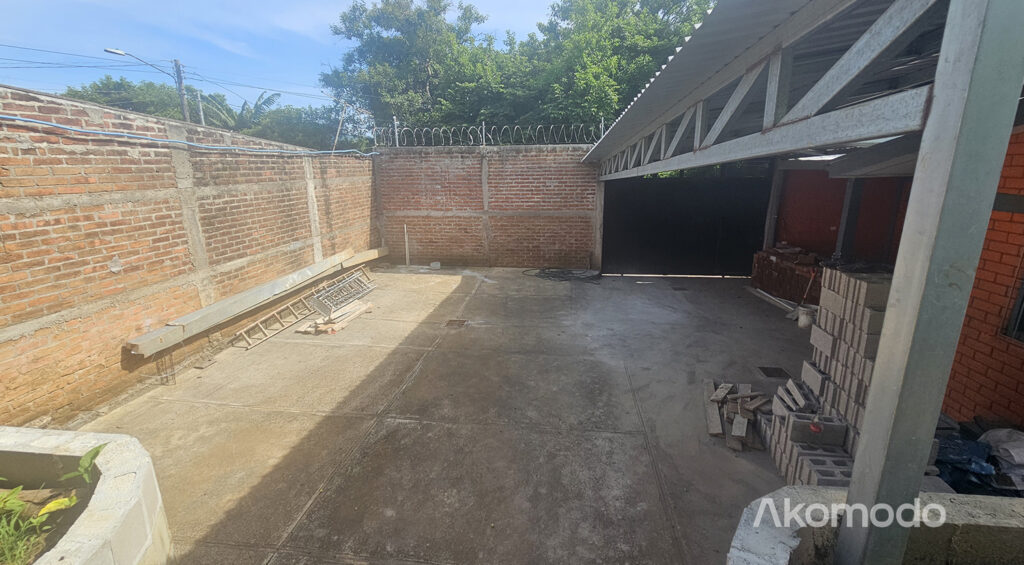 Amplio parqueo hasta para 6 vehículos