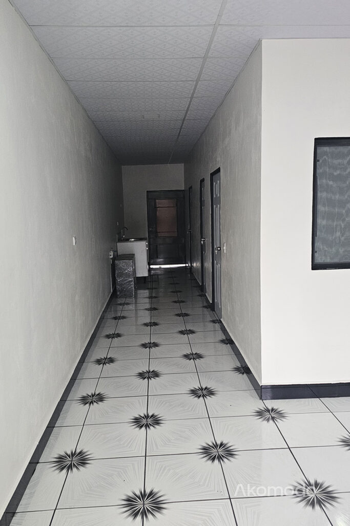 Pasillo hacia cuartos y baño