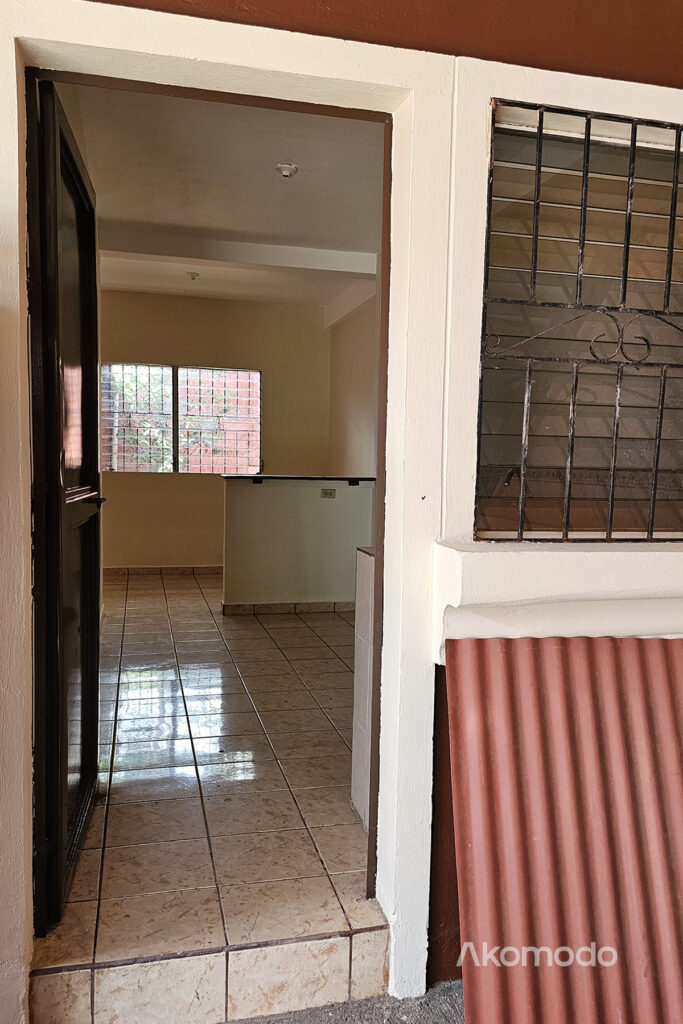 Acceso a cocina desde parqueo